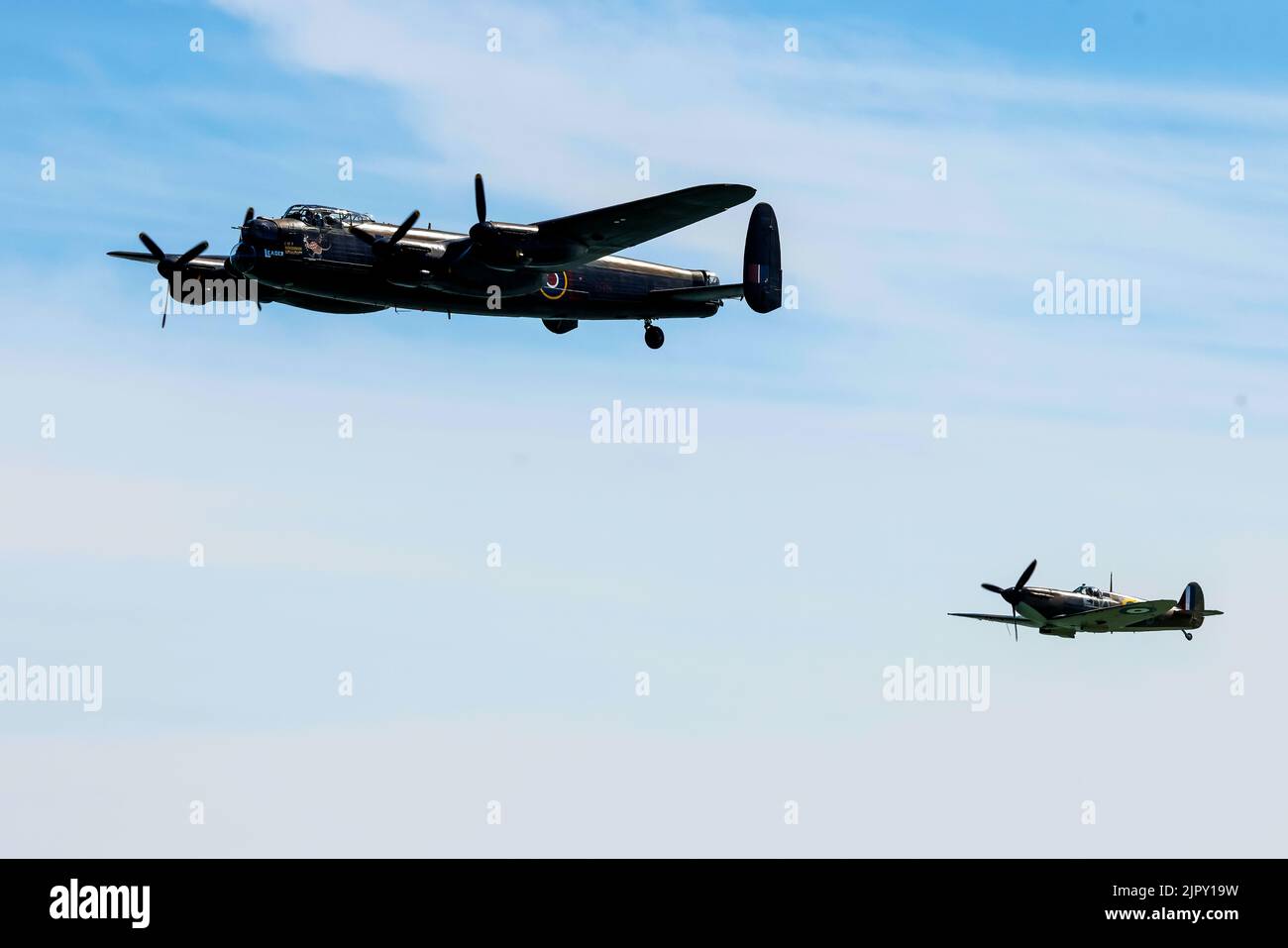 Eastbourne, East Sussex, Großbritannien... 20. August 2022. Mit dem Gedenkflug „Battle of Britain“ mit Avro Lancaster (oben) und Spitfire (unten). Der Vorbeiflug bei der jährlichen Eastbourne International Airshow vom Strand in Eastbourne aus gesehen. 20.. August 2022. Credit David Smith/Alamy Live News Credit Stockfoto