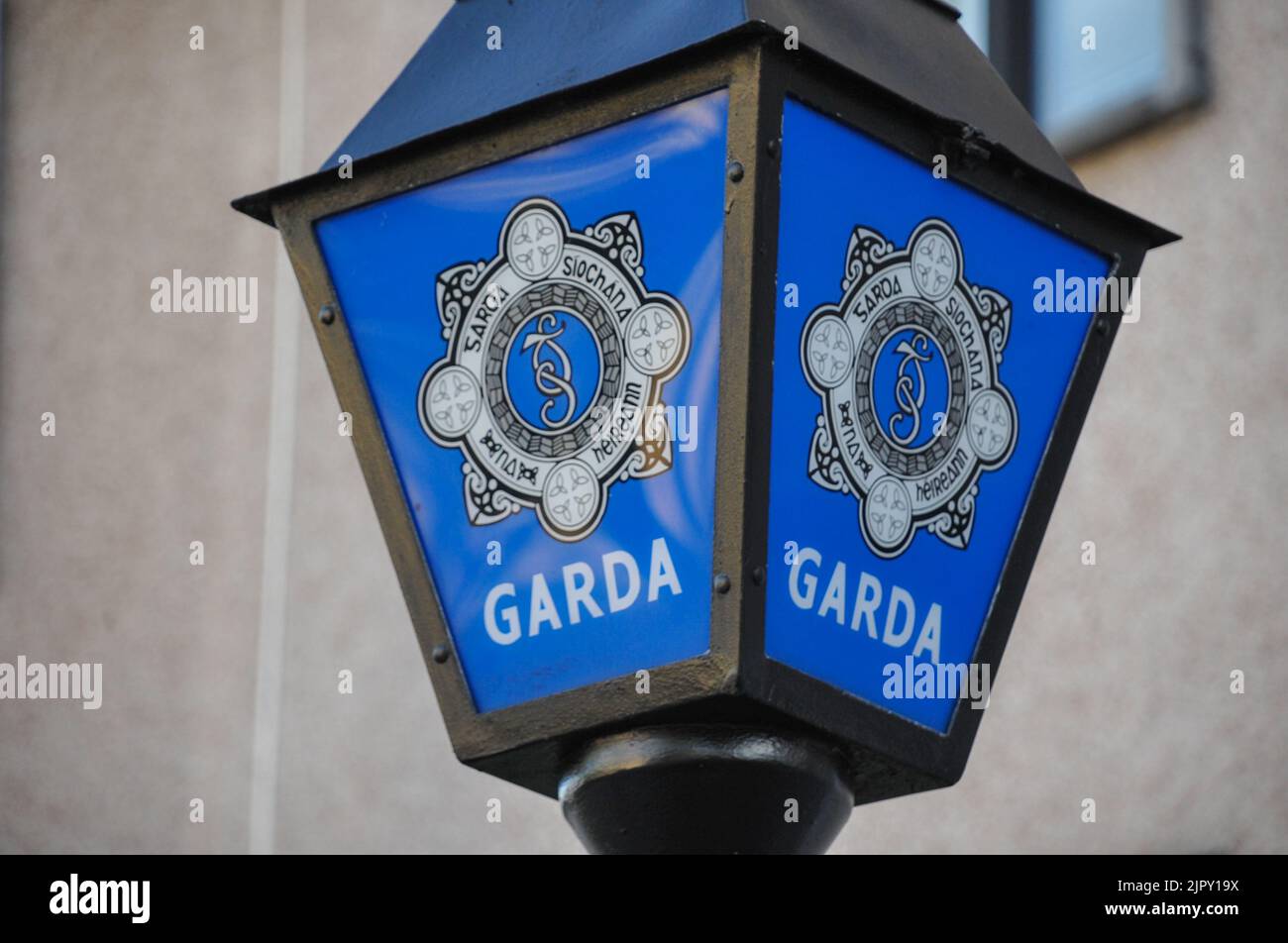 Ein Lampenschild vor dem Bahnhof Garda, Cork City. Irland Stockfoto