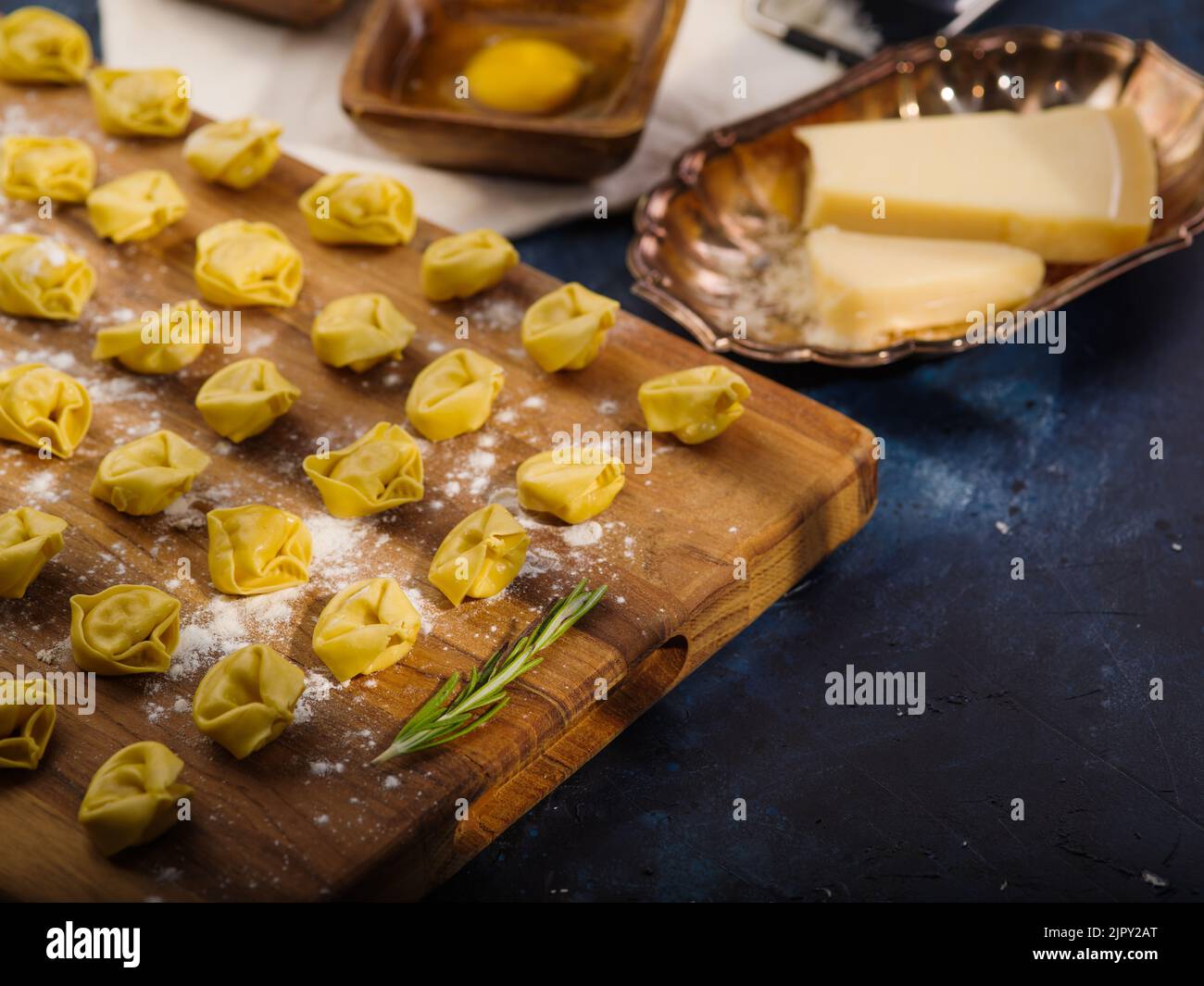 Kochen hausgemachte Knödel gefüllt mit Hackfleisch. Knödel auf einem Schneidebrett auf blauem Hintergrund. Rezepte für Restaurants und Hausmannskost. Kocht Stockfoto