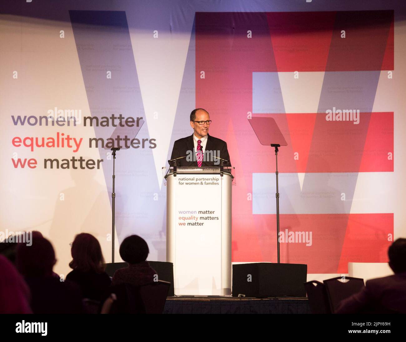 Thomas Perez spricht über das jährliche Mittagessen der Nationalen Partnerschaft für Frauen und Familien, 2015 (6) Stockfoto