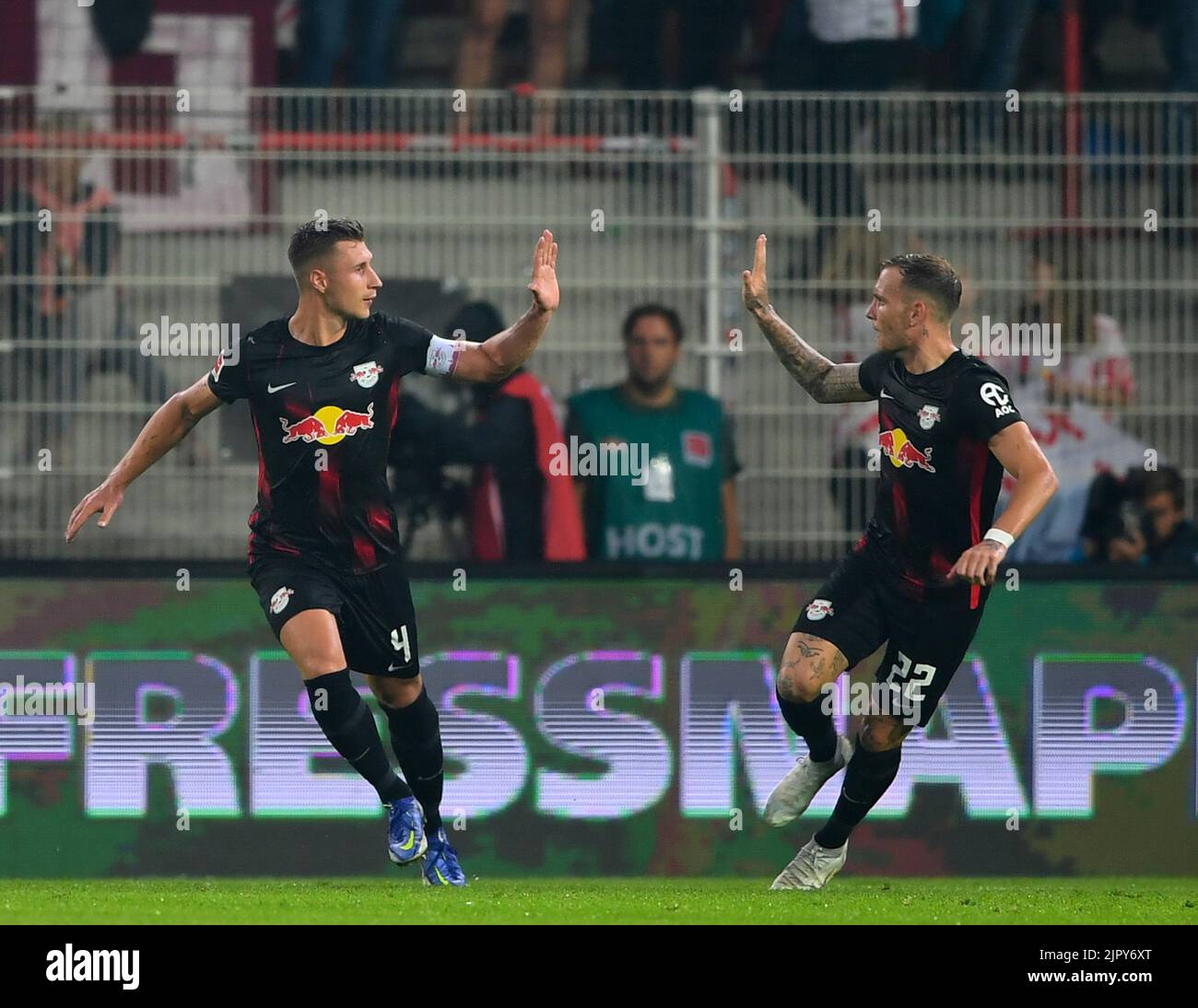 Berlin, Deutschland. 20. August 2022. Willi Orban (L) aus Leipzig feiert mit seinem Teamkollegen David Raum beim Bundesliga-Fußballspiel der ersten Liga zwischen dem FC Union Berlin und RB Leipzig am 20. August 2022 in Berlin einen Torreigen. Quelle: Ren Pengfei/Xinhua/Alamy Live News Stockfoto