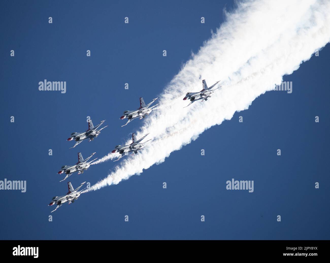 August 22 2022: Die Thunderbirds der US-Luftwaffe führen auf der Oregon International Air Show 2022 auf dem McMinneville Airport, McMinneville, ODER Larry C. Lawson/CSM ein umgekehrtes Manöver von Schwanzspitze zu Schwanzspitze durch (Cal Sport Media via AP Images) Stockfoto