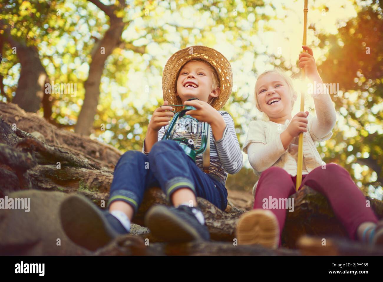 Spielen im Freien ist wichtig für eine Entwicklung von Kindern. Zwei kleine Kinder spielen im Freien zusammen. Stockfoto
