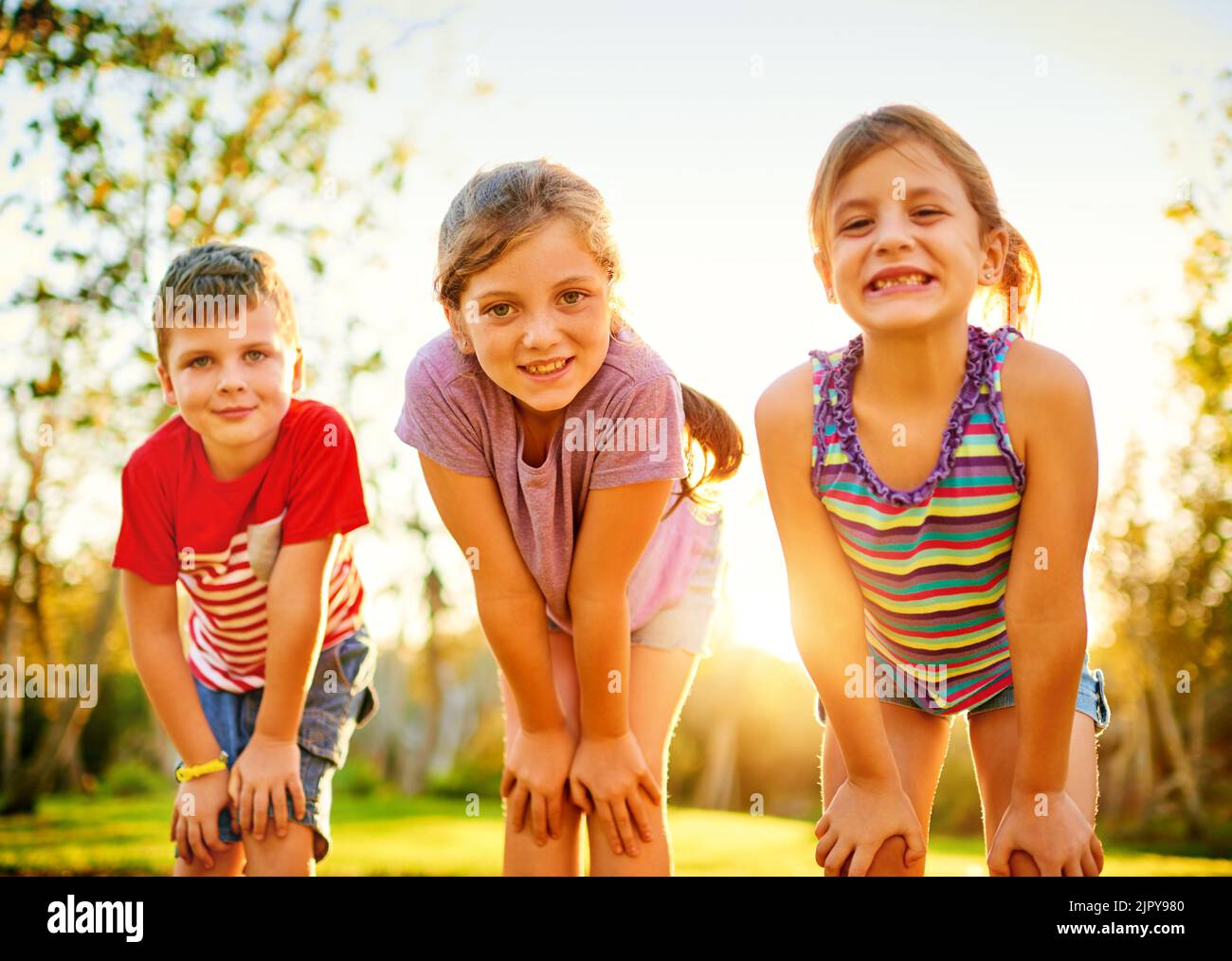 Spaß in der Sonne. Porträt einer Gruppe von kleinen Kindern, die im Freien zusammen spielen. Stockfoto