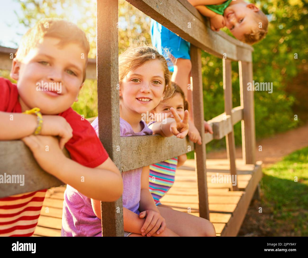 Heute geht es darum, Spaß zu haben. Porträt einer Gruppe von kleinen Kindern, die im Freien zusammen spielen. Stockfoto