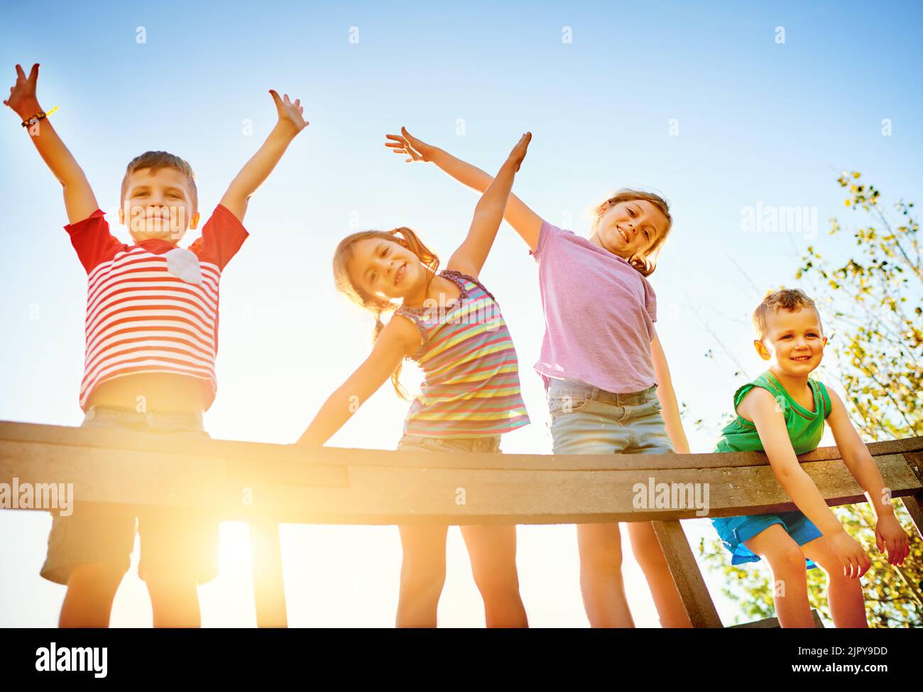 Zeit für unendlichen Spaß in der Sonne. Porträt einer Gruppe von kleinen Kindern, die im Freien zusammen spielen. Stockfoto