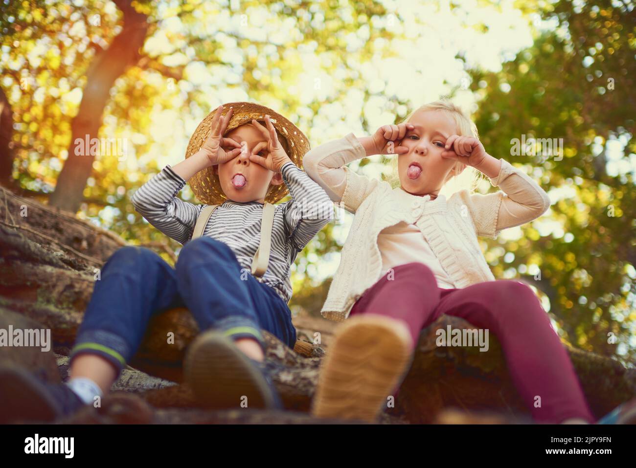 Sie sind einfach nur dumm. Portrait von zwei kleinen Kindern, die im Freien spielen. Stockfoto
