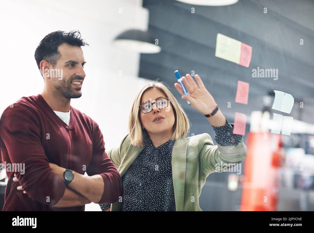 Gemeinsam diskutieren sie ihre Stärken, Schwächen, Chancen und Bedrohungen. Junge Geschäftsleute im Büro. Stockfoto