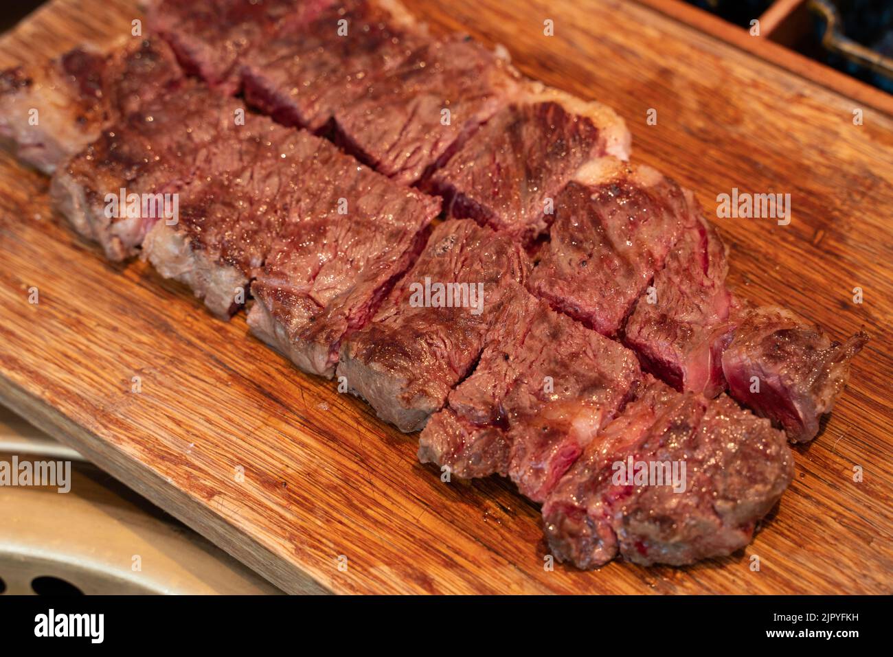 Gegrilltes Steak auf dem Grill Stockfoto