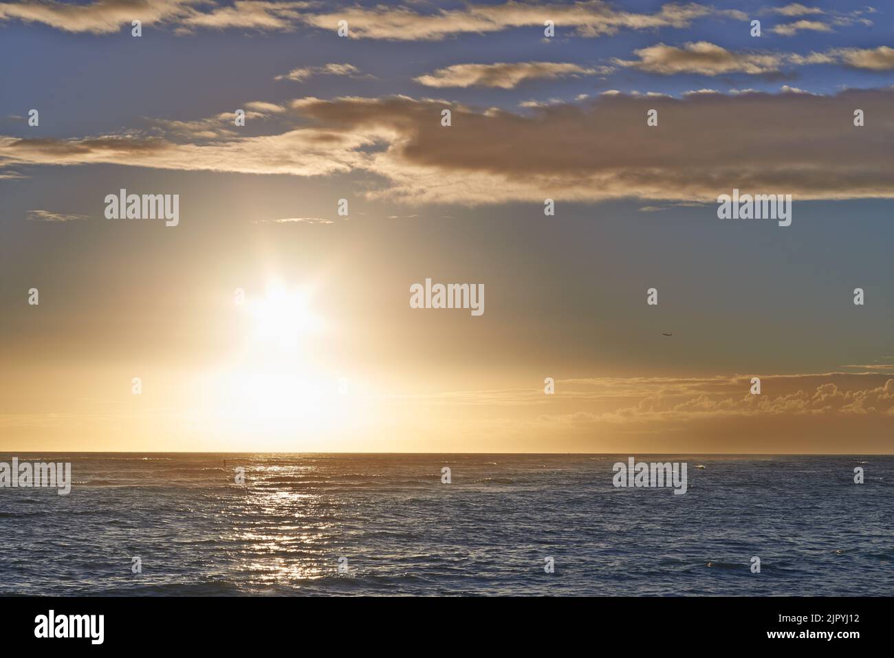 Sonnenuntergang über dem Pazifischen Ozean - Hawaii. Tropischer Sonnenuntergang über dem Pazifischen Ozean - vom Waikiki Beach, Honolulu aus gesehen. Stockfoto