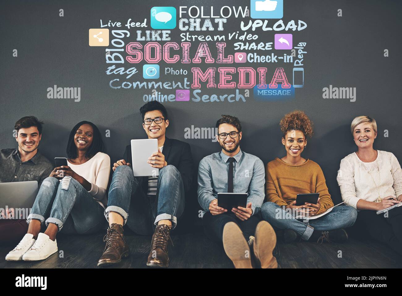 Sie sind das Social-Networking-Team. Studio-Aufnahme einer vielfältigen Gruppe kreativer Mitarbeiter in sozialen Netzwerken vor grauem Hintergrund. Stockfoto