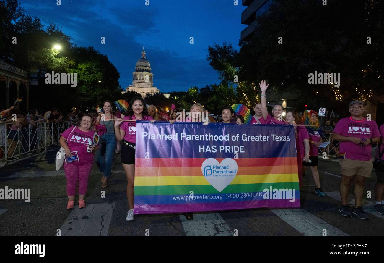 Unterstützer und Mitarbeiter der geplanten Elternschaft tragen ein Regenbogenbanner und zeigen ihren Stolz, während sie die Congress Avenue im Texas Capitol entlang ziehen, während die Austin Pride Parade nach einer dreijährigen Pause aufgrund der Pandemie zurückkehrt. Die Organisatoren der LBGTQ schätzen, dass über 40.000 Menschen marschierten und an der Abendgala vom Capitol zur Congress Avenue Bridge über den Lady Bird Lake teilnahmen. Kredit: Bob Daemmrich/Alamy Live Nachrichten Stockfoto