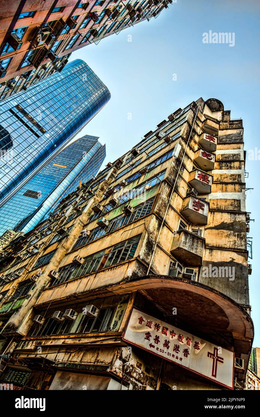 Überfüllte Wohnhäuser, moderne und alte Gebäude, Hongkong, China. Stockfoto