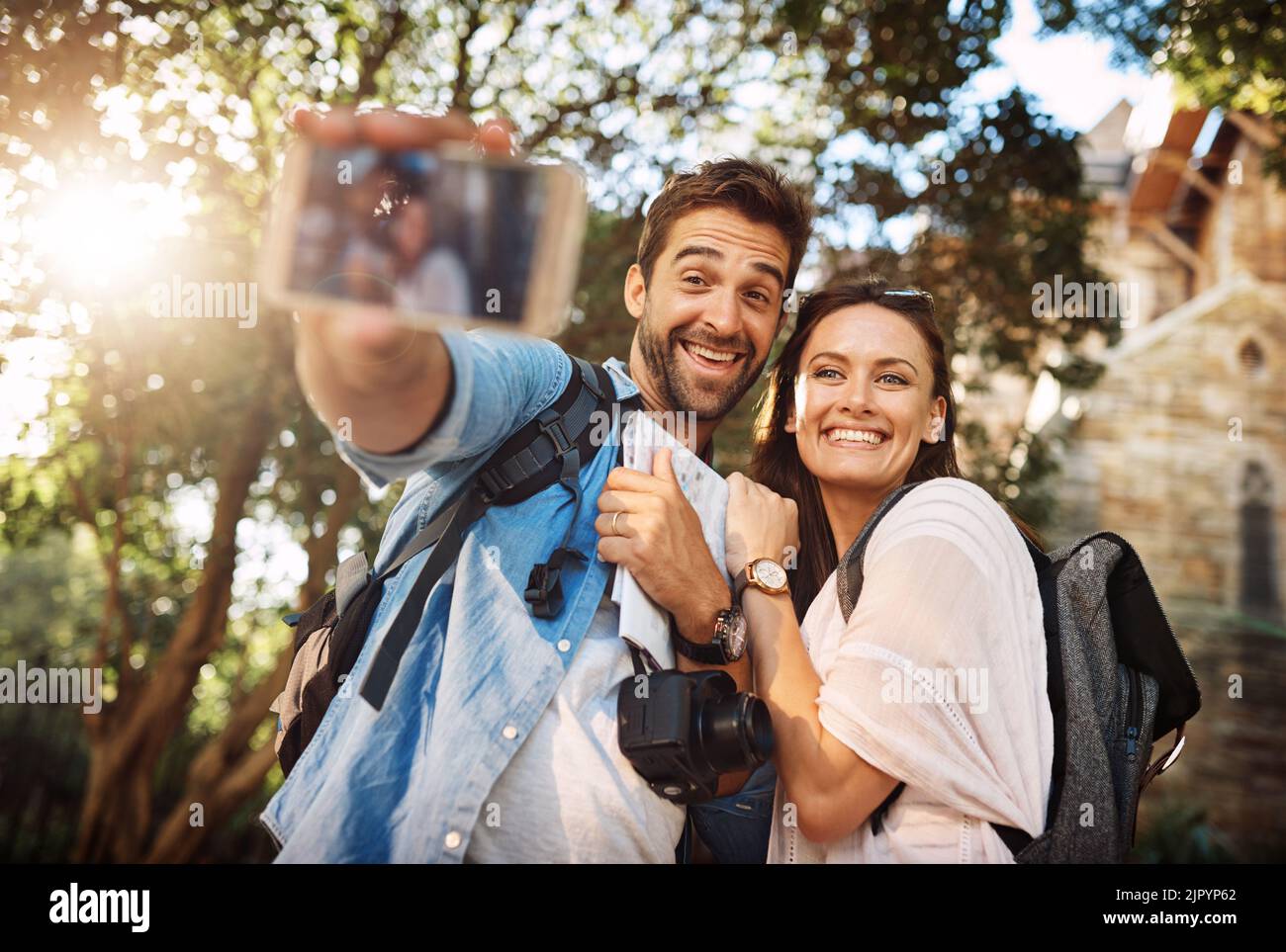 Fotografieren ihrer Reisen. Ein liebevolles junges Paar, das Selfies macht, während es draußen in einem fremden Land ist. Stockfoto