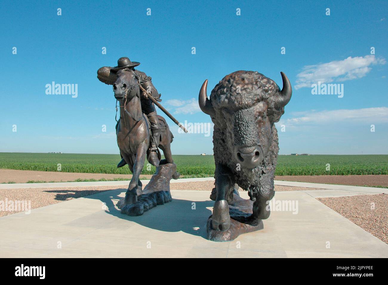 Statue von Buffalo Bill Cody beim Schießen auf einen Büffel in Oakley, im Westen von Kansas Stockfoto