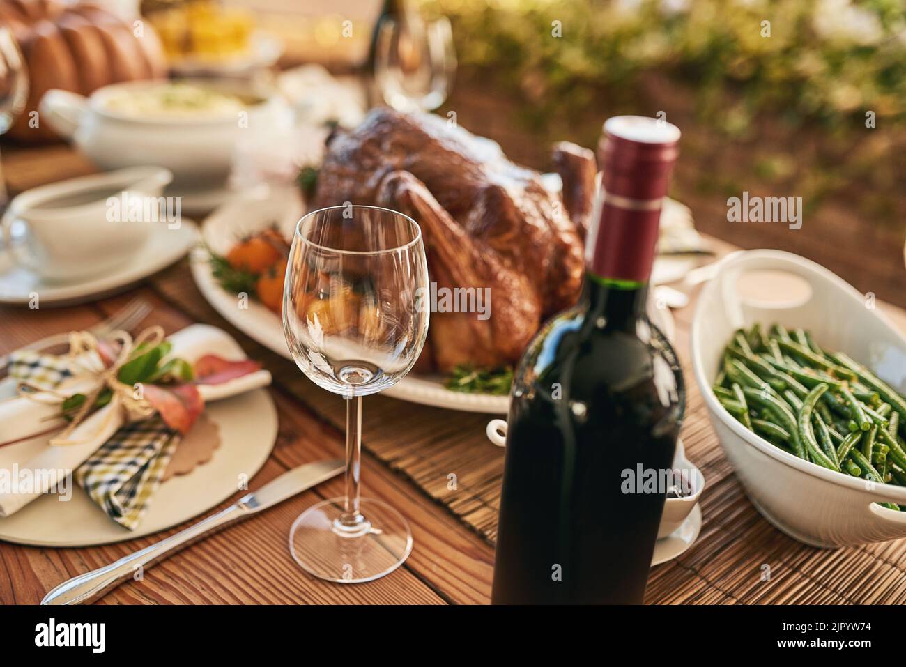 Ich weiß nicht, wo ich anfangen soll. Shot schön gedeckten Tisch mit allen Arten von Lebensmitteln auf ihm für eine Mittagsparty. Stockfoto