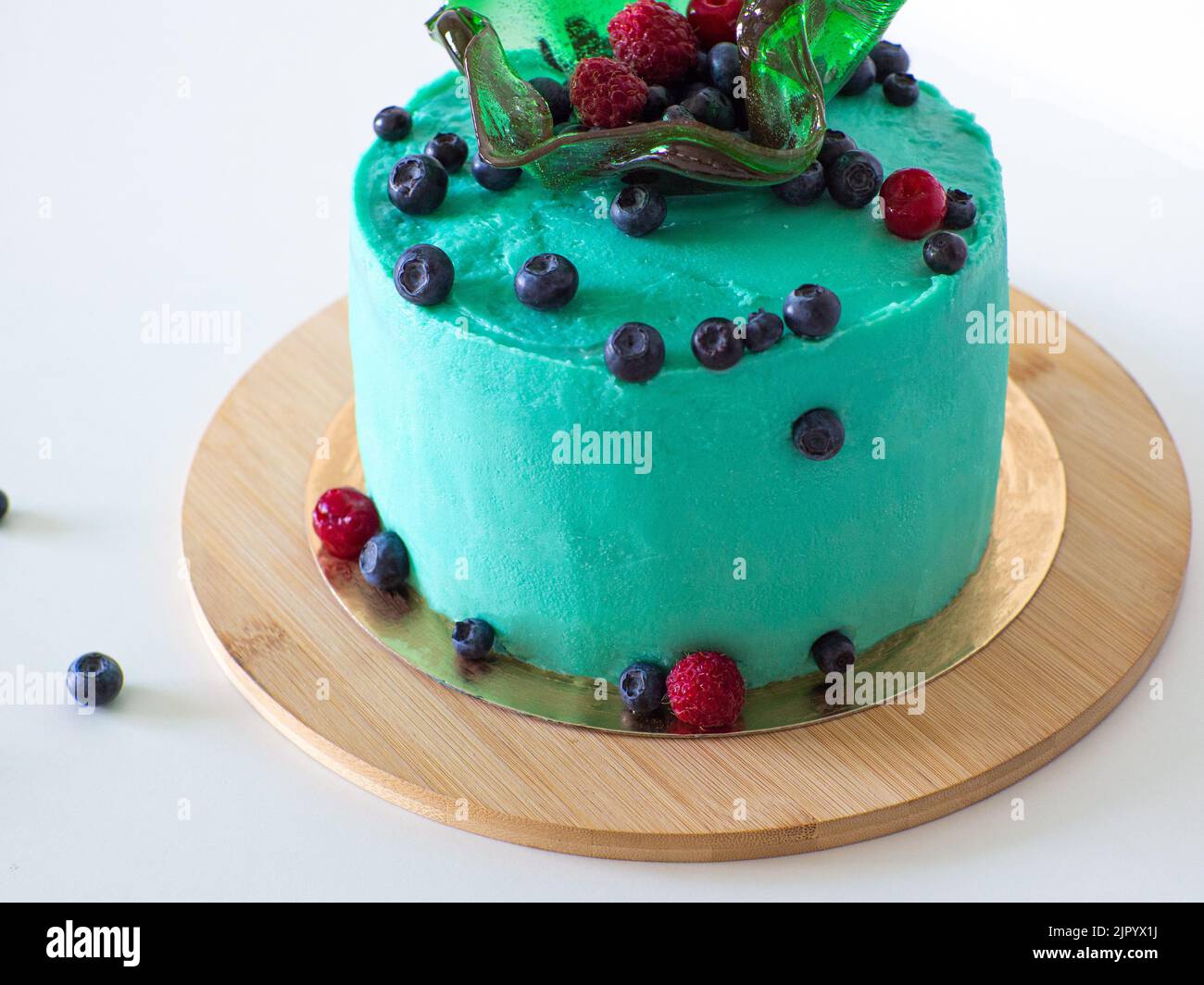 Grüner Kuchen mit Heidelbeere auf weißem Hintergrund Stockfoto