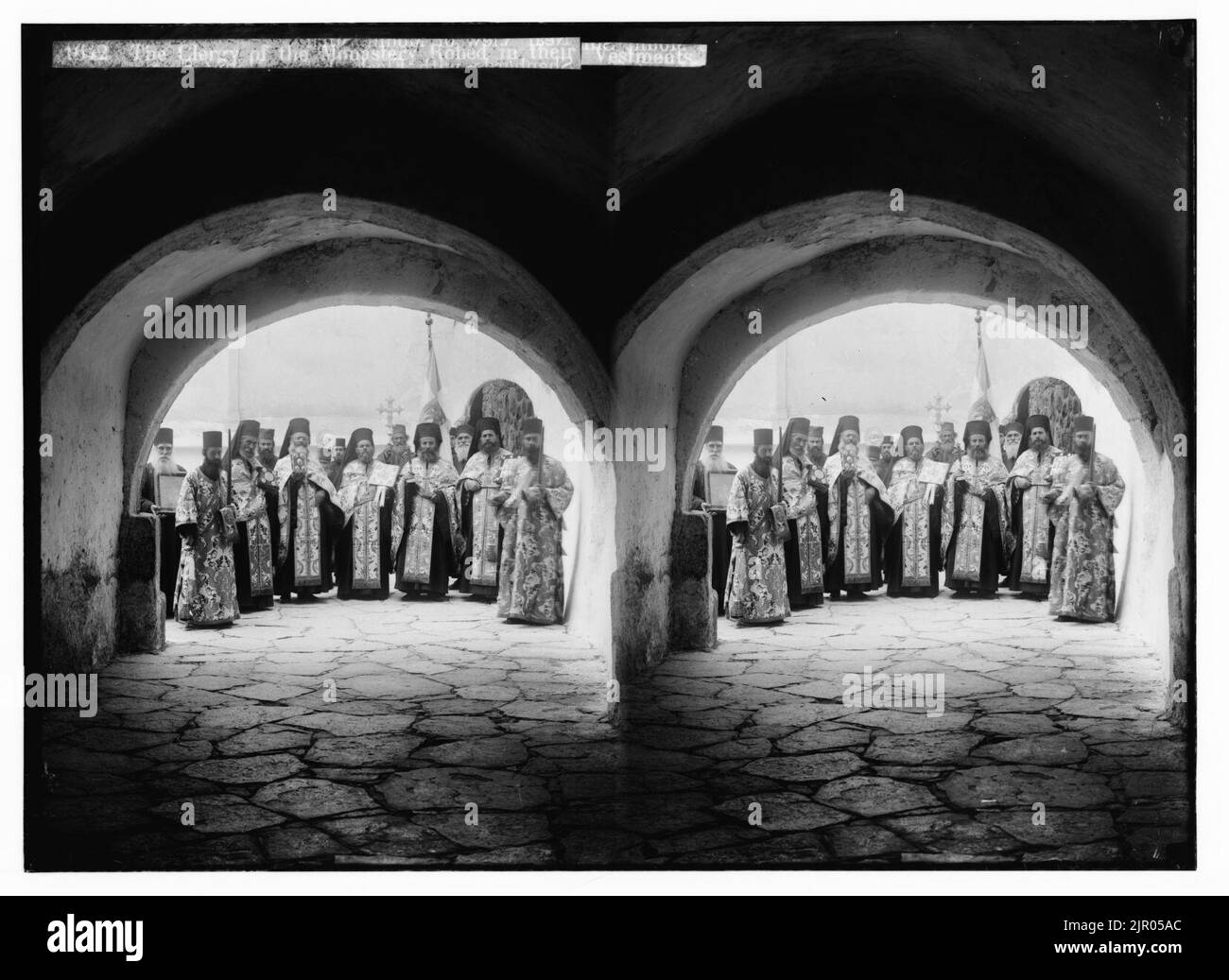 Nach Sinai über das Rote Meer, Tor und Wady Hebran. Der Klerus des Klosters kleiden sich in ihren Gewändern (Kloster der heiligen Katharina). Stockfoto