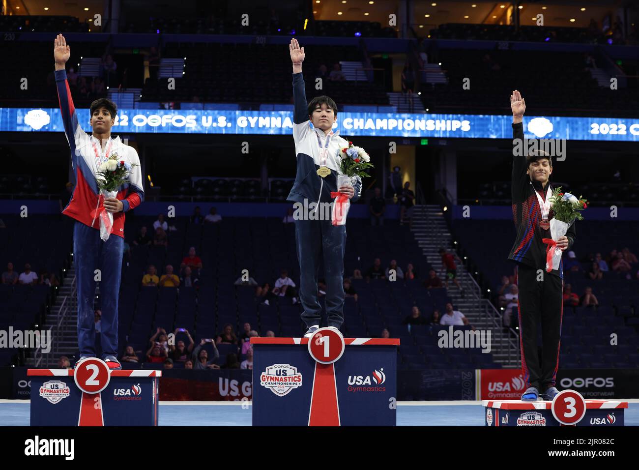 20. August 2022: Die Allroundfinalisten der Junioren, 16 Jahre, bei den U.S. Gymnastics Championships 2022. Kai Uemura (Lakeshore Academy) gewann Gold, Kiran Mandava (Cypress Academy) gewann Silber und Preston Ngai (Elevate) gewann Bronze. Die Veranstaltung findet in der Amalie Arena in Tampa, FL, statt. Melissa J. Perenson/CSM Stockfoto