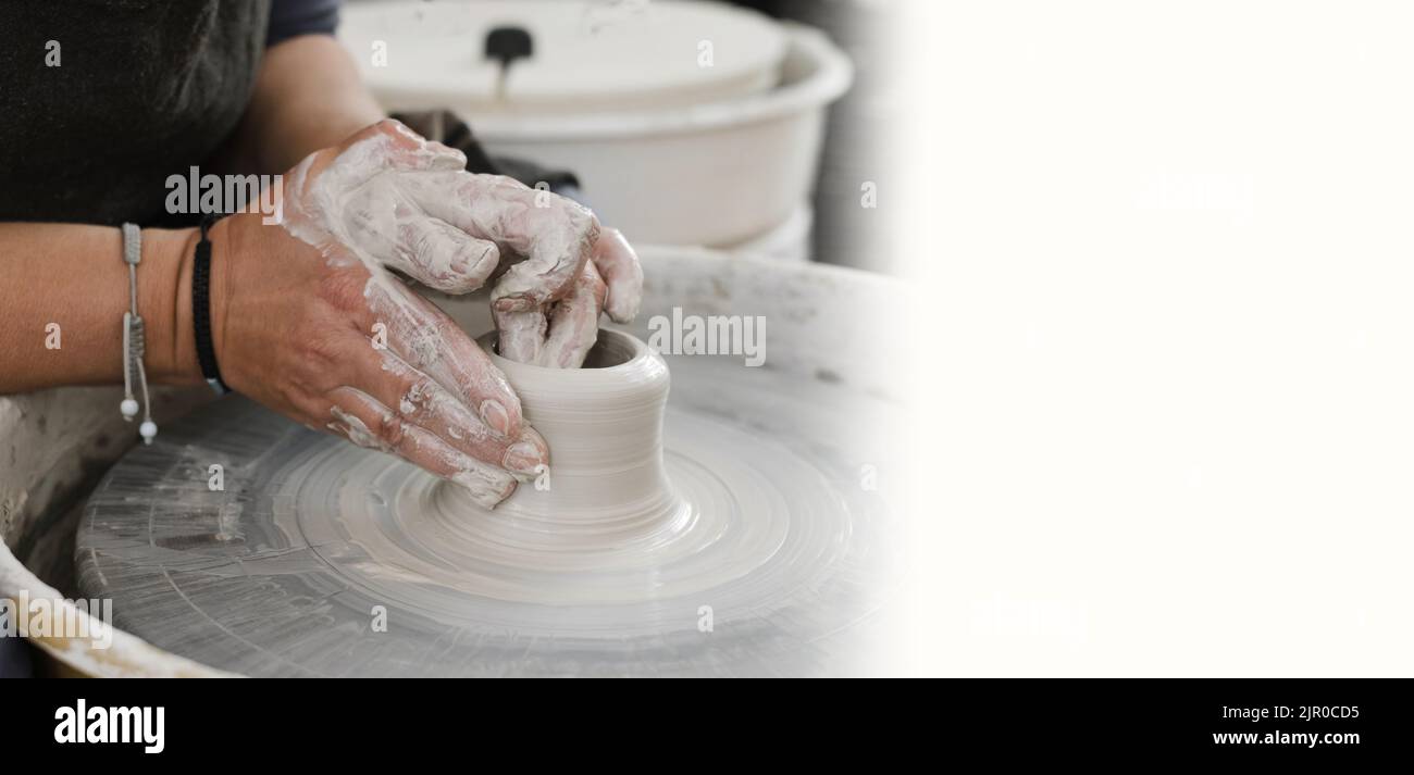 Banner Potter Herstellung Schüssel auf dem Rad. Selbständige Töpferei Künstler in kreativen Studio arbeiten mit rohem Ton Gestaltung handgemachte Tasse oder Glas. Fröhlich Stockfoto