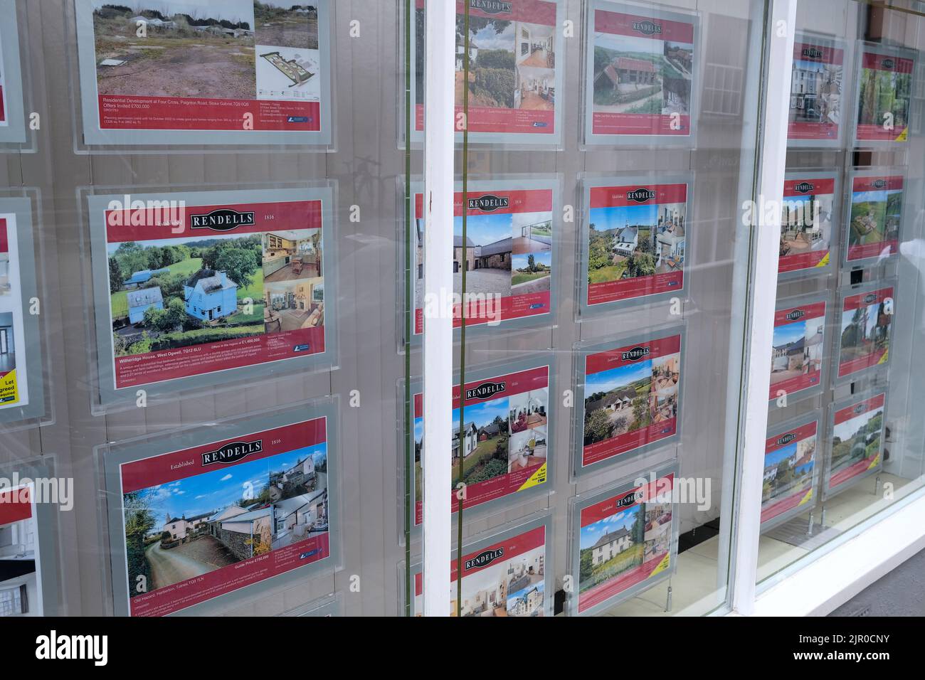 Fensteranzeige für Immobilienmakler, totnes Market Town, South devon, großbritannien, august 2022 Stockfoto