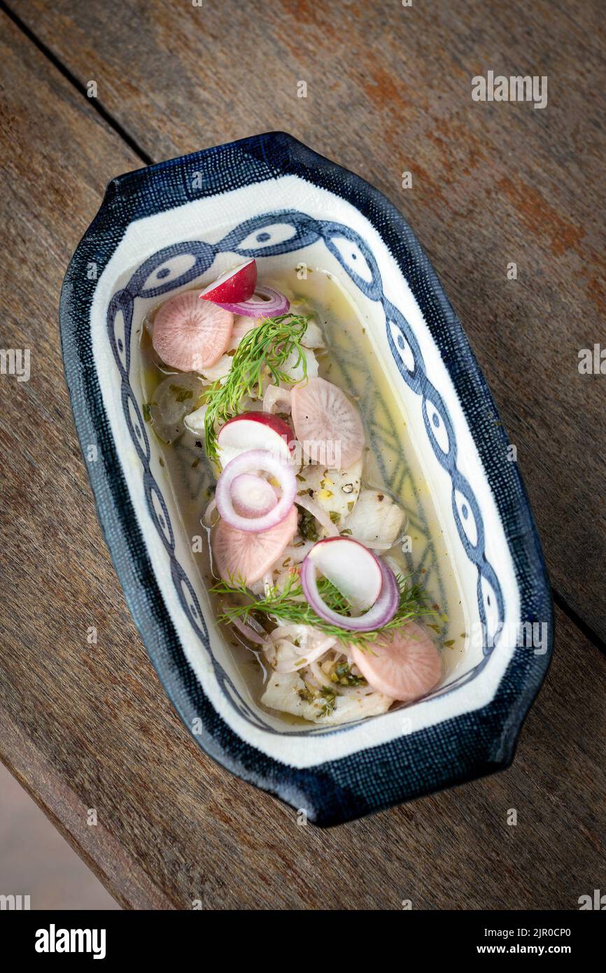 Ceviche marinierter roher Fischsalat mit Gemüse Stockfoto
