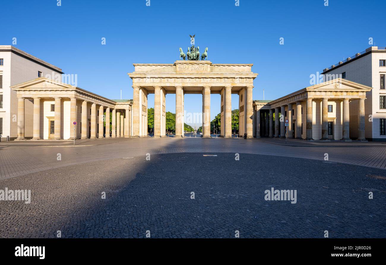 Das berühmte Brandenburger Tor in Berlin früh am Morgen ohne Menschen Stockfoto