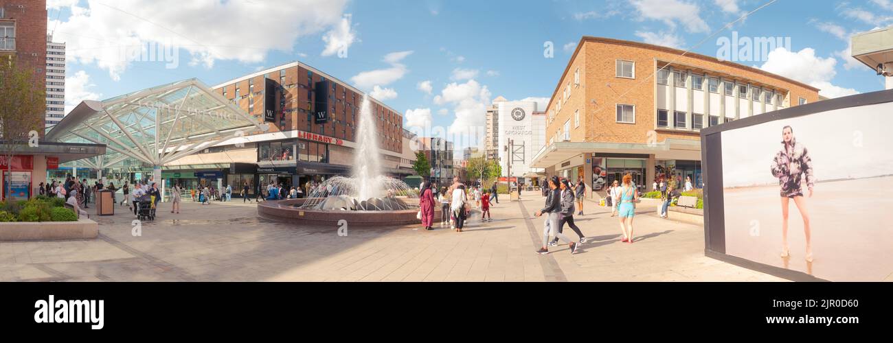 Ein Panorama des Stadtzentrums von Coventry, Großbritannien. Dies ist der Bereich zwischen Market Way und dem Precinct. Die Geschäfte im Lower Precinct befinden sich auf der linken Seite. Stockfoto