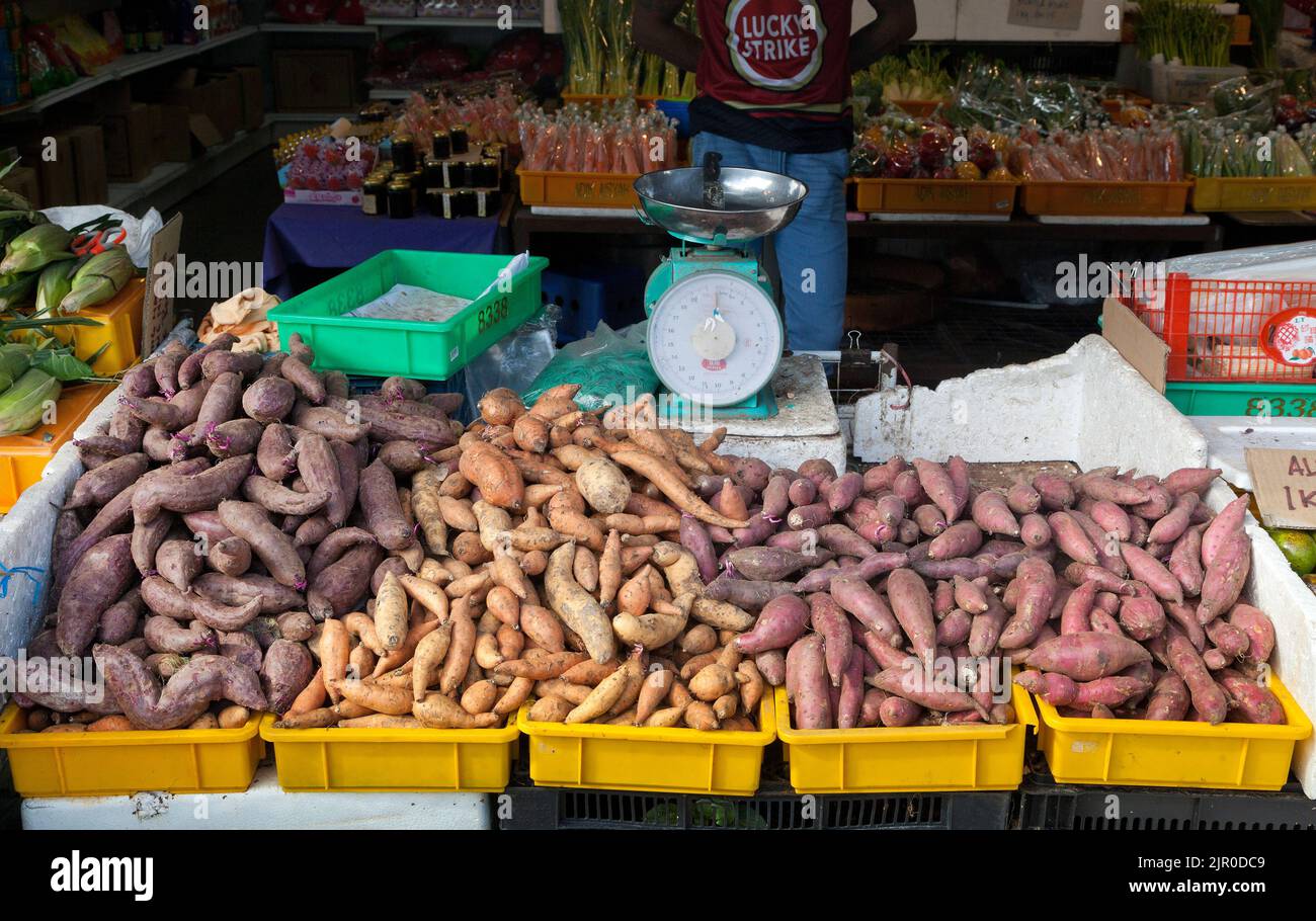 Süßkartoffelsorten an einem Marktstand in Cameron Highlands, Malaysia Stockfoto