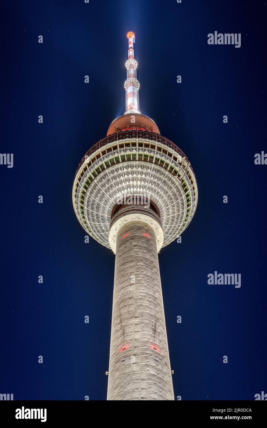 Der berühmte Fernsehturm in Berlin bei Nacht von unten gesehen Stockfoto