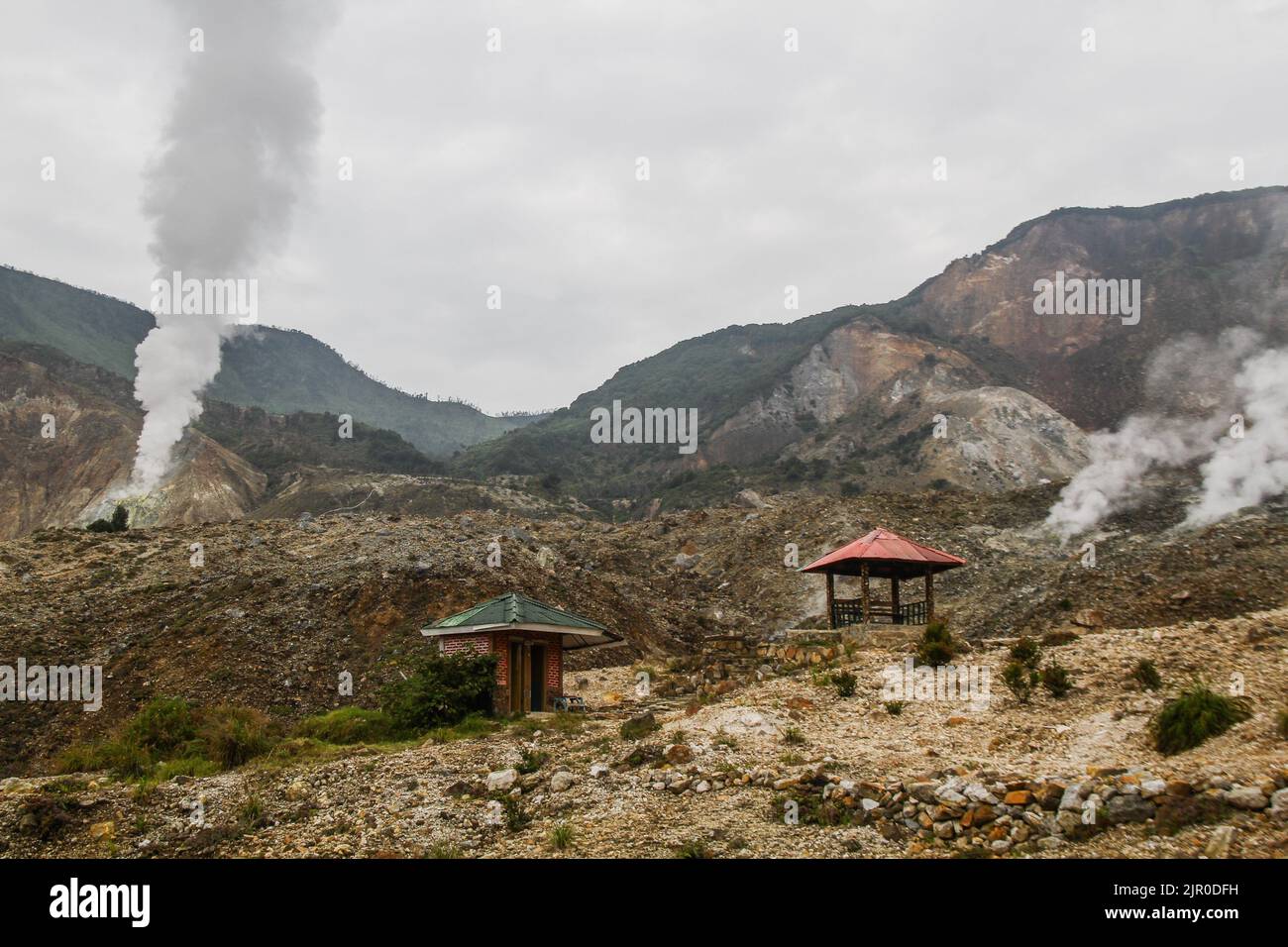 Garut, West-Java, Indonesien. 21. August 2022. Schwefelrauch ist vom Krater des Mount Papandayan in Garut Regency aus zu sehen. Der Berg Papandayan, der sich in Garut Regency befindet, ist eines der beliebtesten Touristenziele in West-Java. Der Berg hat eine Höhe von 2665 Metern über dem Meeresspiegel. Tote Wälder sind die am häufigsten besuchten Orte für Touristen. (Bild: © Algi Febri Sugita/ZUMA Press Wire) Bild: ZUMA Press, Inc./Alamy Live News Stockfoto