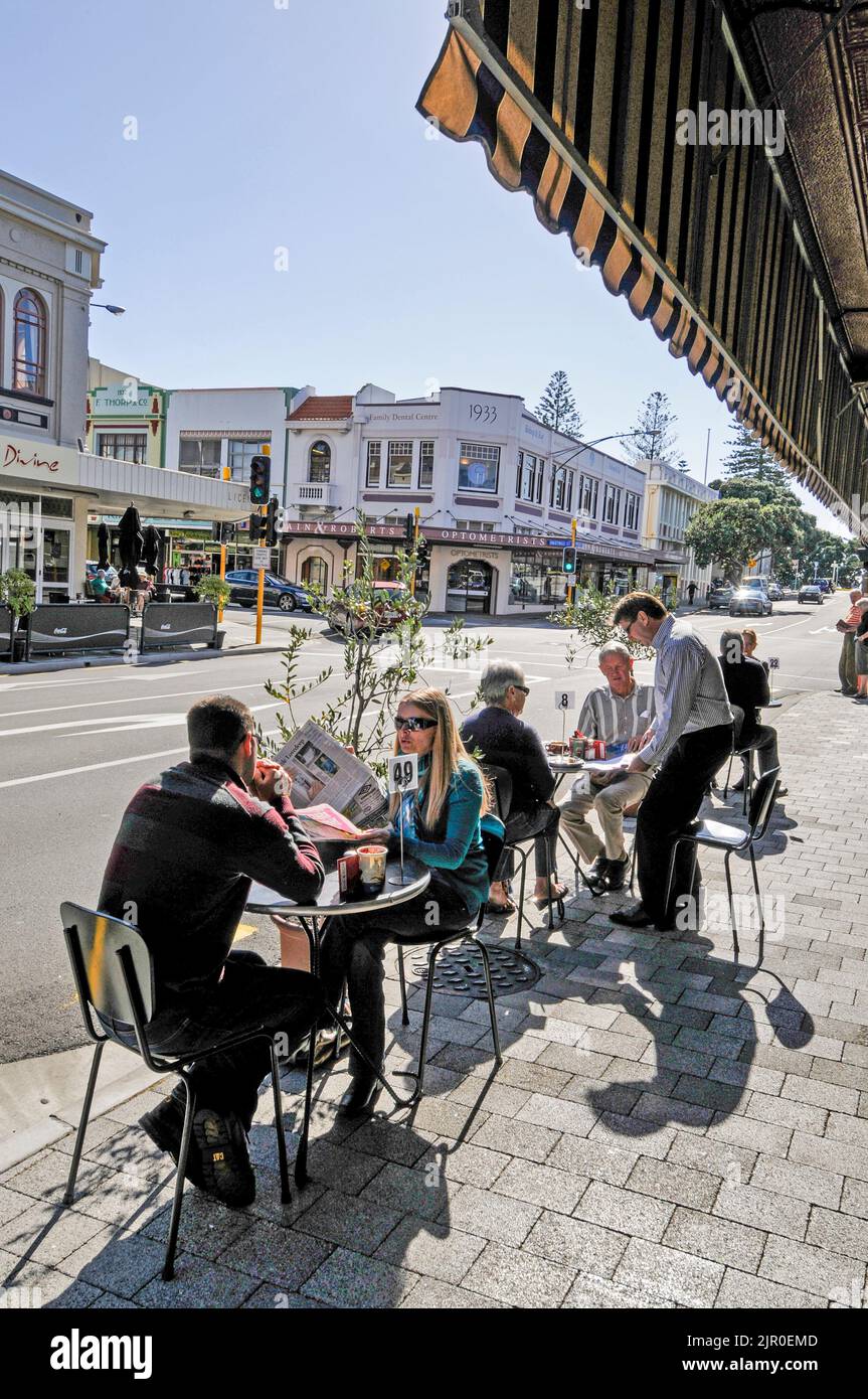 Genießen Sie Kaffee in der warmen Morgensonne in einem der vielen Cafés auf der Emerson Street in Napier, einer Küstenstadt an der Hawkes Bay auf North Island in New Stockfoto