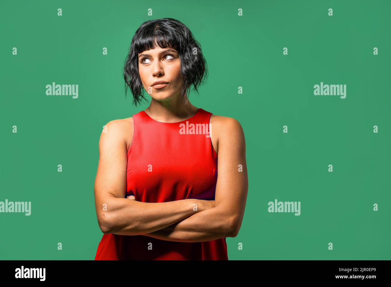 Süße Brünette Frau in Tank Top mit gekreuzten Armen Ausdruck Negativität wie Frustration, Enttäuschung, Irritation - Studio Shot Portrait - Mädchen Stockfoto