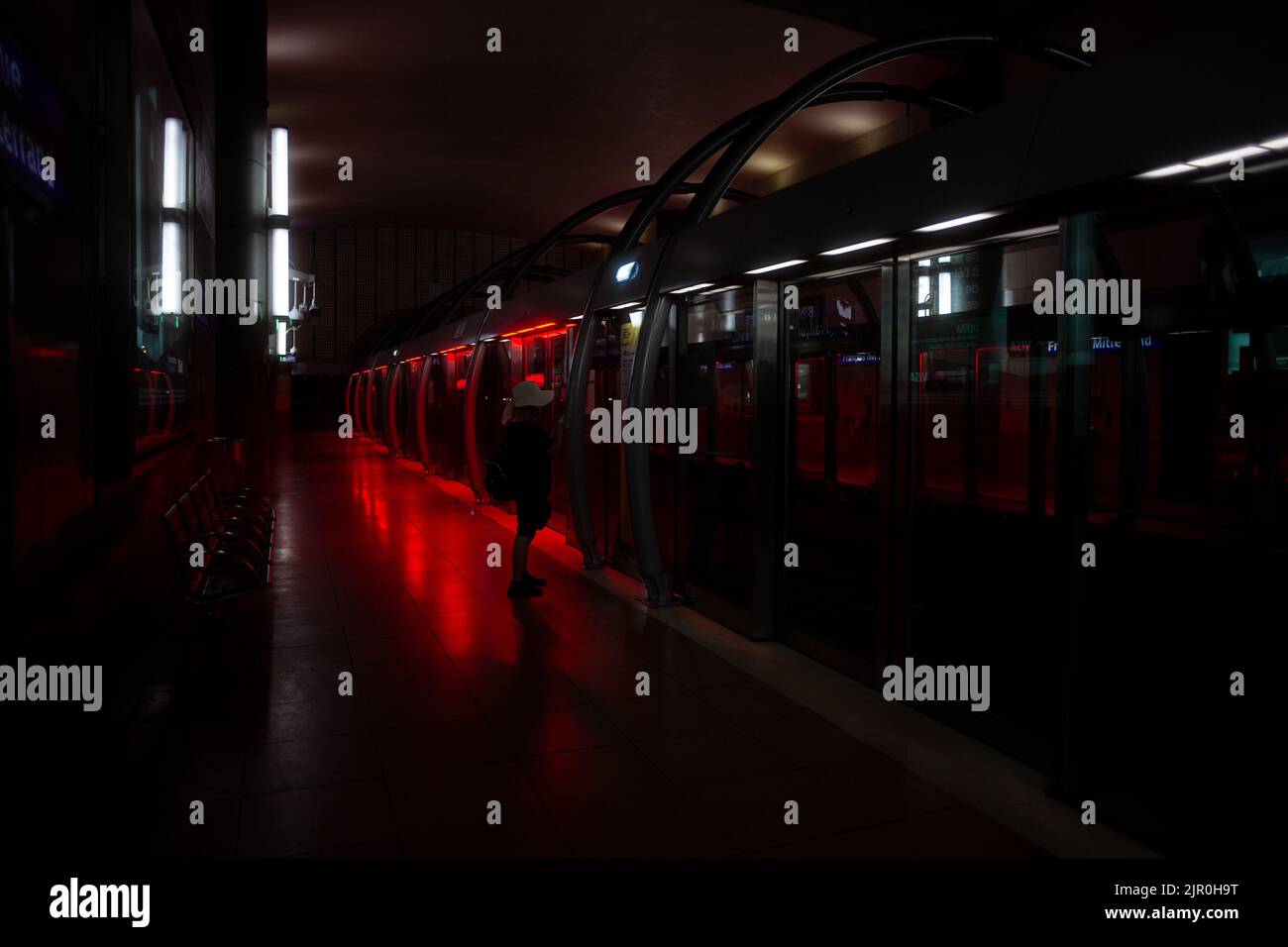 Paris, Frankreich - Juli, 14: Interieur der Métro Bibliothèque François Mitterrand Paris Rot am 14. Juli 2022 beleuchtet Stockfoto