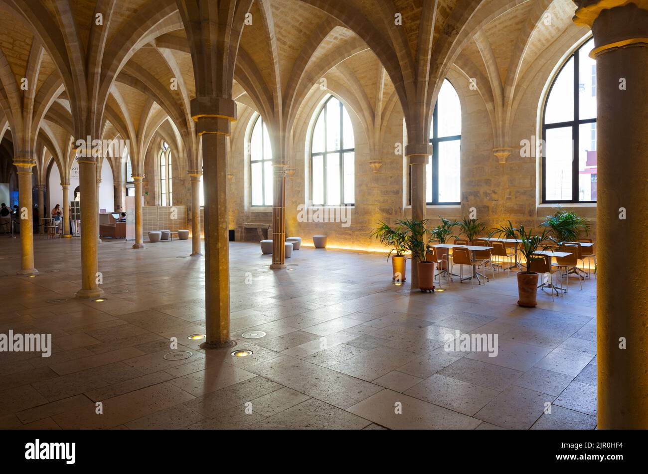 Paris, Frankreich – Juli 14: Innenansicht des Refektoriums des College des Bernardins am 14. Juli 2022 Stockfoto