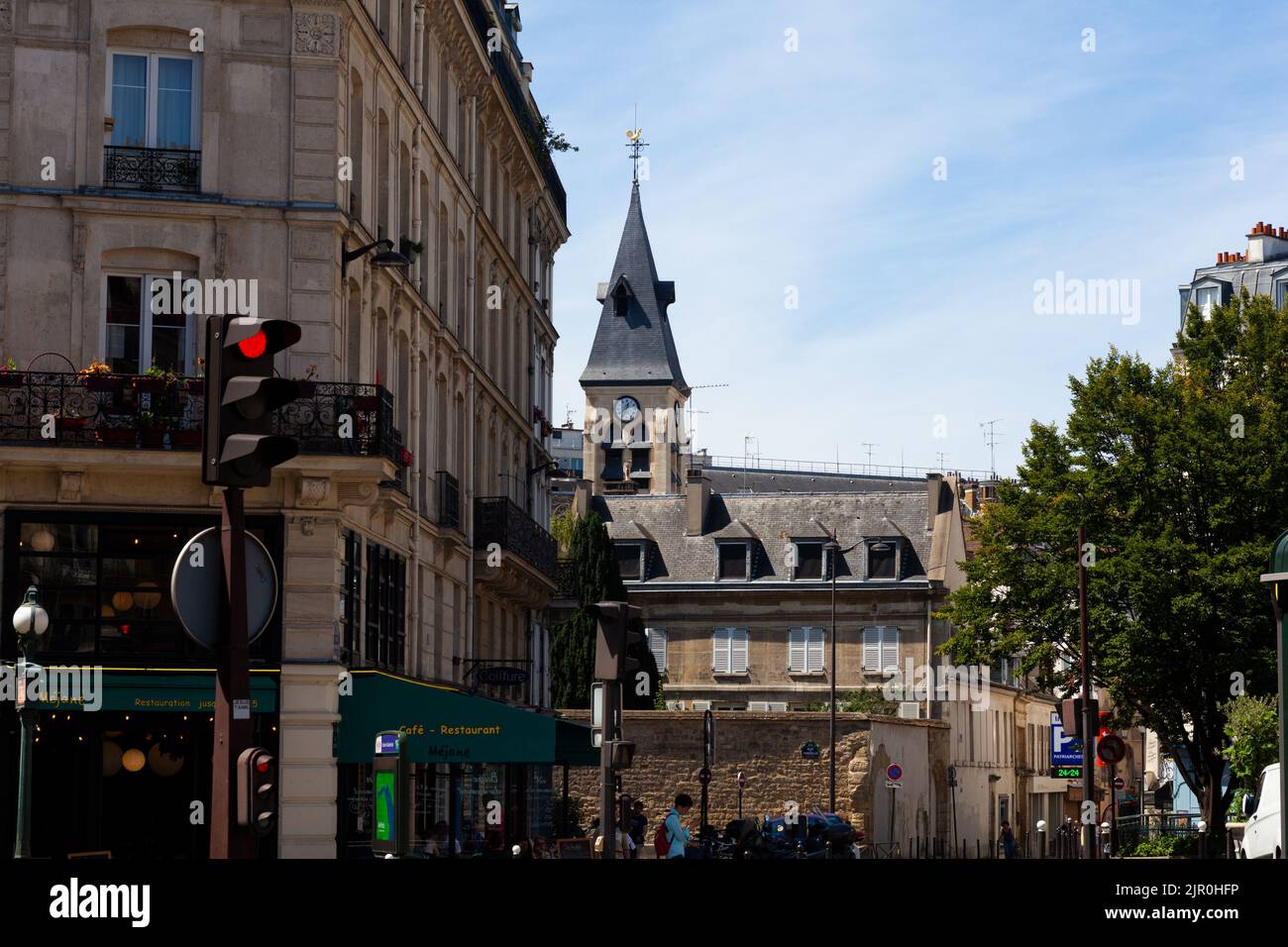 Paris, Frankreich - Juli 14: Glockenturm der Kirche St. Medard am 14. Juli 2022 Stockfoto