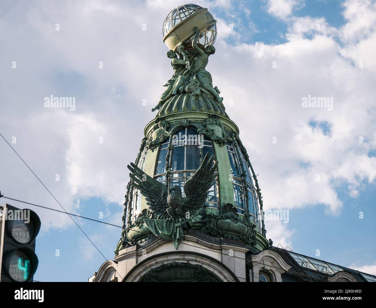 Kuppel auf dem Haus der Zinger Company oder dem Haus des Buches. Historisches Gebäude in St. Petersburg, am Newski Prospekt gelegen. Das Haus wurde in den Jahren 1902-1904 gebaut. Stockfoto
