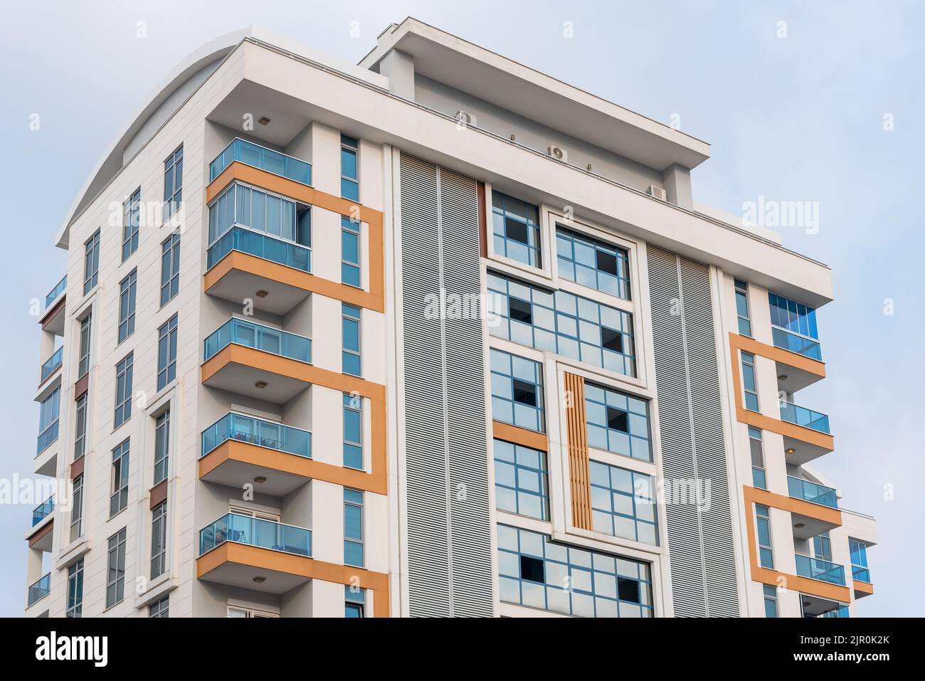 Ecke eines Mehrfamilienhauses in Alanya, Türkei. Moderne Immobilien. Stockfoto