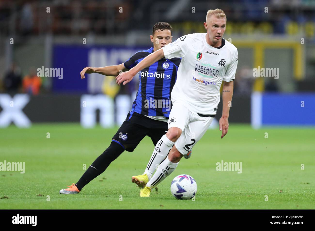 Mailand, Italien. 20. August 2022. Viktor Kovalenko von Spezia Calcio kontrolliert den Ball während des Serie-A-Spiels zwischen dem FC Internazionale und Spezia Calcio im Stadio Giuseppe Meazza am 20. August 2022 in Mailand Italien. Quelle: Marco Canoniero/Alamy Live News Stockfoto