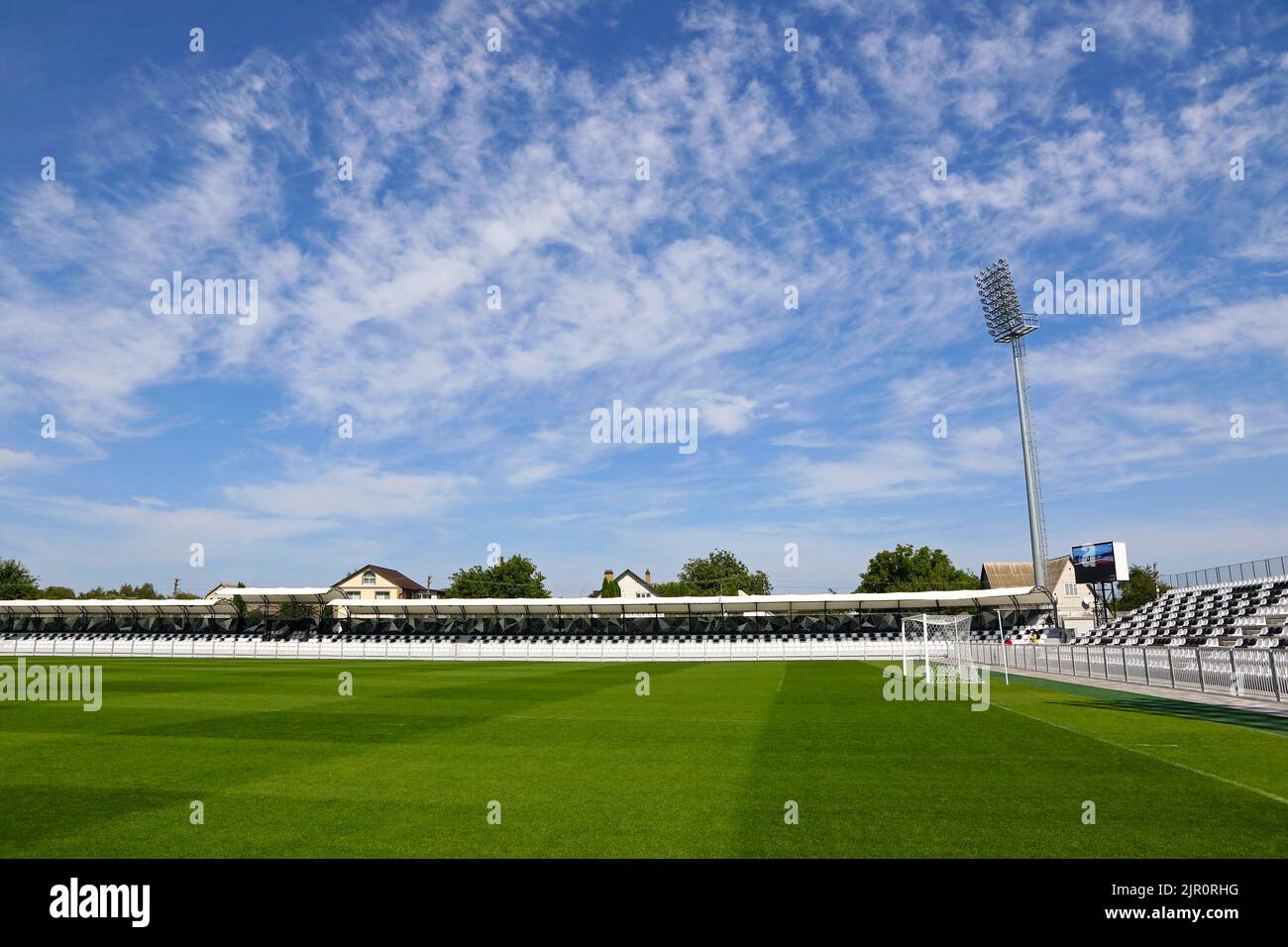 Kovalivka, Ukraine - 2. September 2020: Panoramablick auf das Kolos-Stadion im Dorf Kovalivka, Kiew-Gebiet. Das Gaststadion des Fußballvereins FC Kolos Kovalivka. Kapazität 5000 Zuschauer Stockfoto