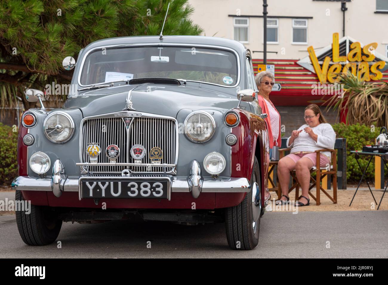Southend on Sea, Essex, Großbritannien. 21. August 2022. Das heiße Wetter in der neuen Stadt Southend on Sea setzt sich fort, viele Menschen sind bereits früh am Morgen draußen, da die bewölkten frühen Wolken sich klären. Die Leute genießen die Promenadenautoshow. Frauen, möglicherweise Frauen, sitzen hinter einem Rover 100 Oldtimer, der gezeigt wird Stockfoto