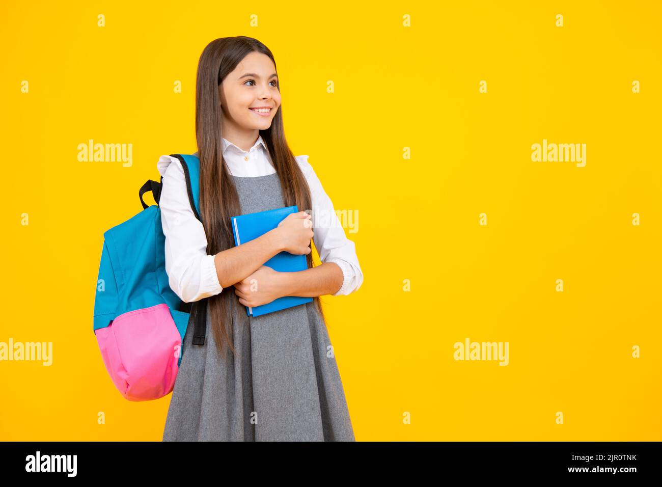 Schule Teenager Kind Mädchen 12, 13, 14 Jahre alt mit Buch und Copybook. Teenager Schülerin auf isoliertem Hintergrund. Lernen und Wissensvermittlung Stockfoto