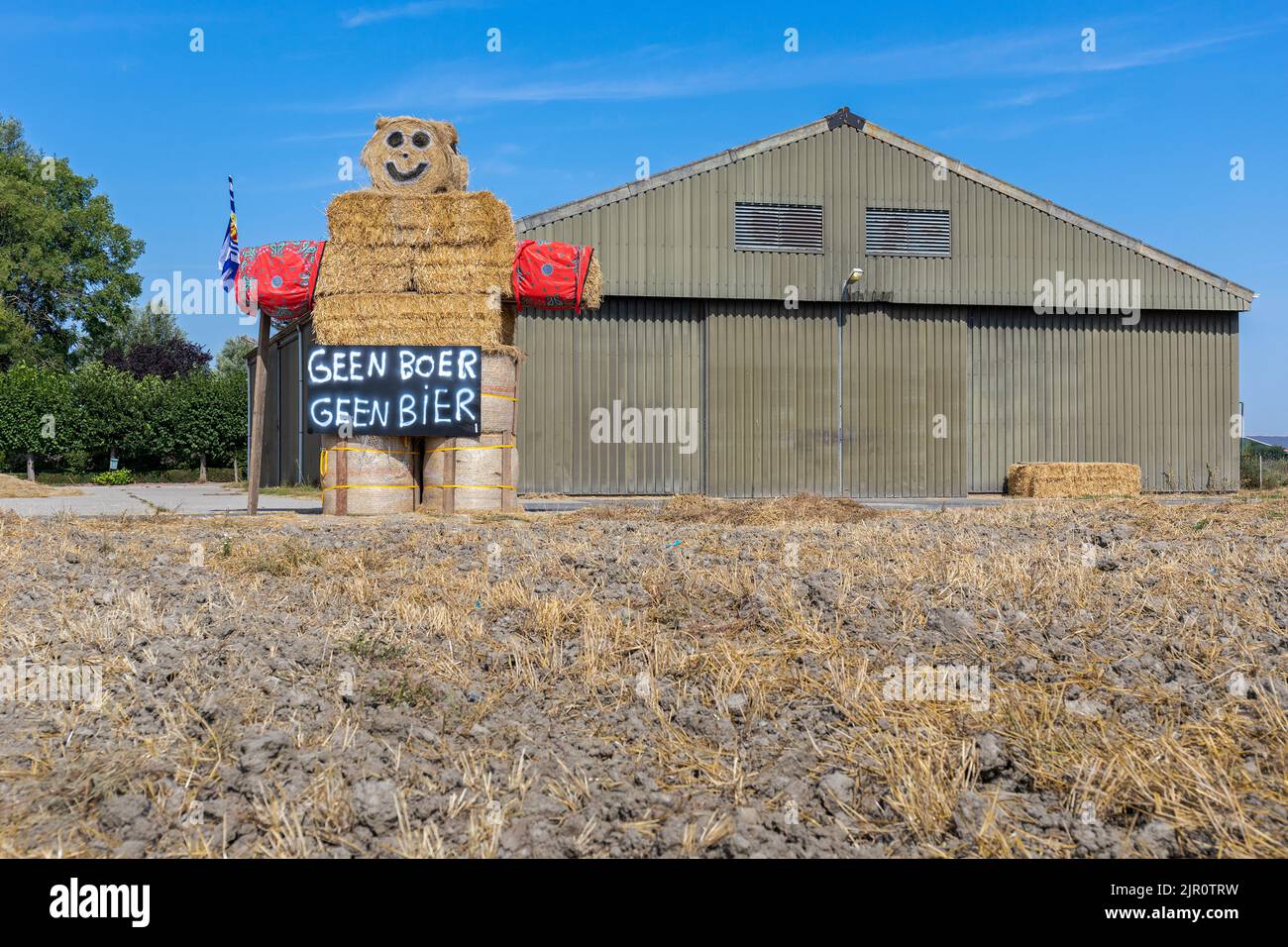 Landwirte protestieren gegen strengere Umweltgesetze zum Jahr C02 und Stickstoffemissionen. Eine Strohpuppe mit Text No Farmer No Beer Stockfoto