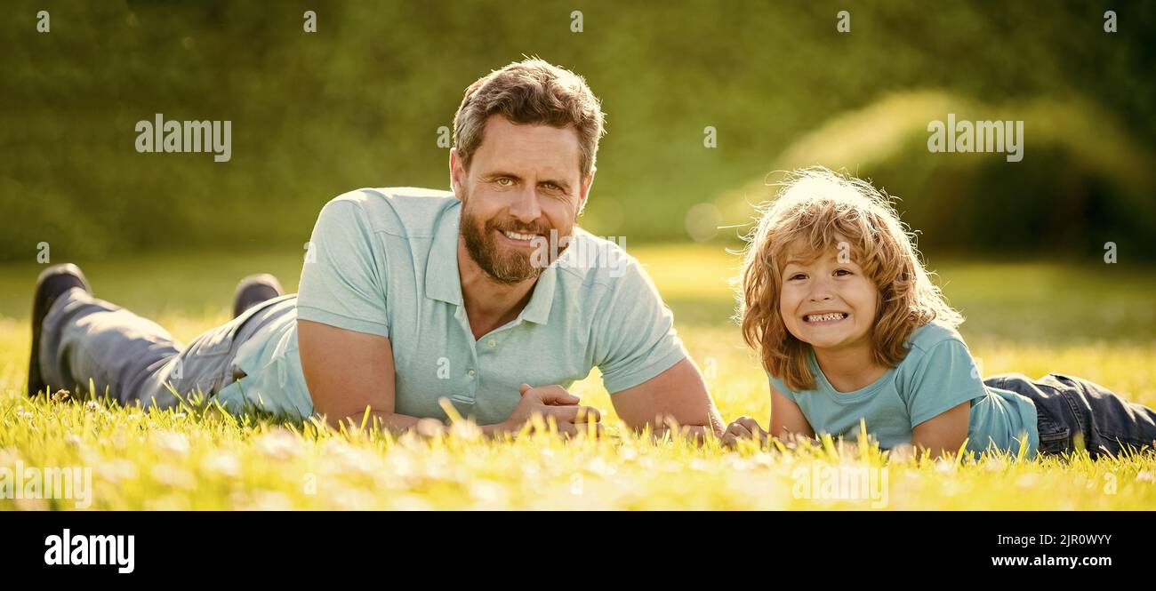 Elternschaft und Vaterschaft. Vatertag. Lächelnder Vater und Sohn, der Spaß im Park hat. Familienwert Stockfoto