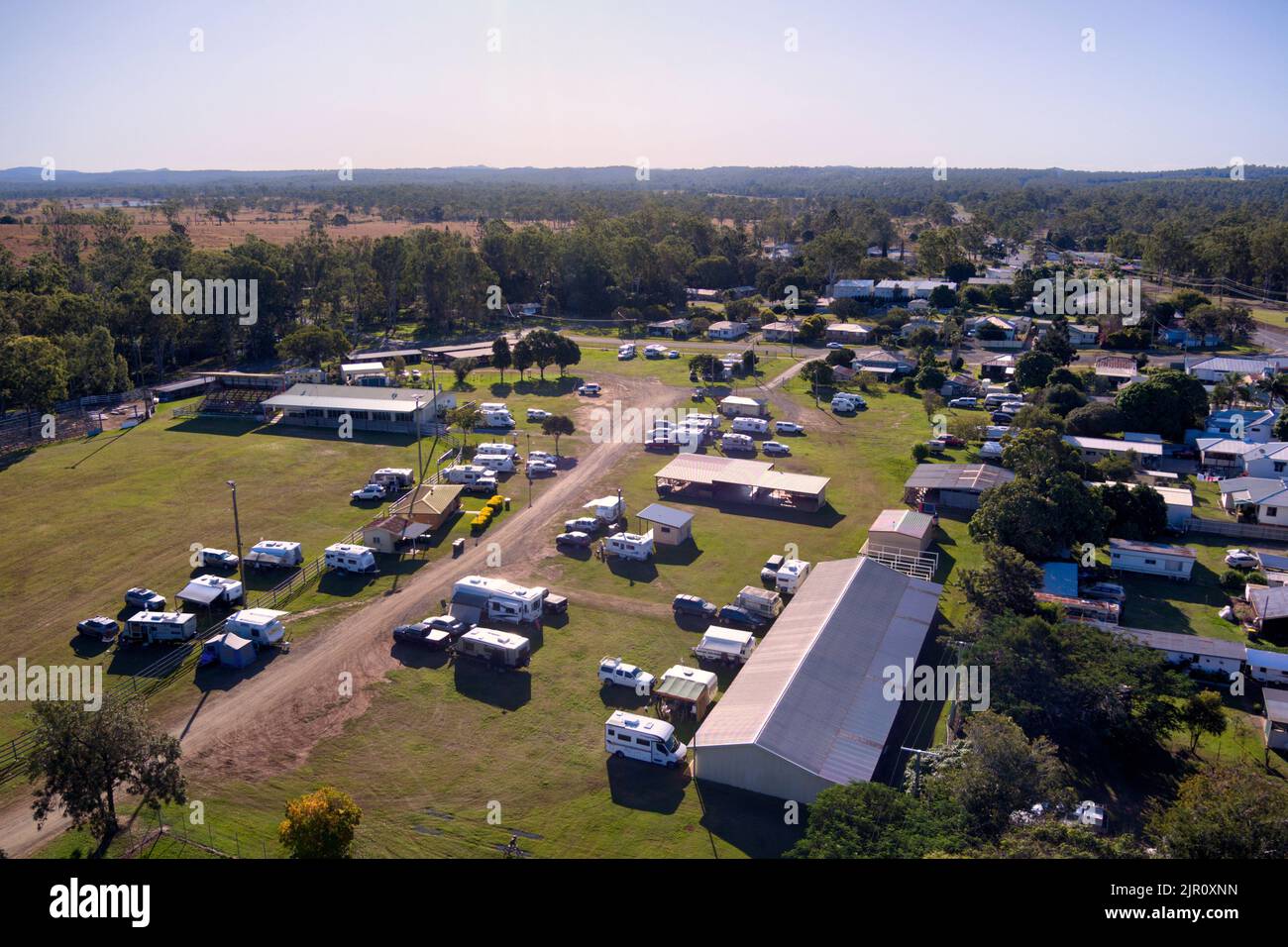 Luftaufnahme von Wohnmobilen und Wohnwagen auf dem lokalen showgrounds Gin Gin Queensland Australien Stockfoto