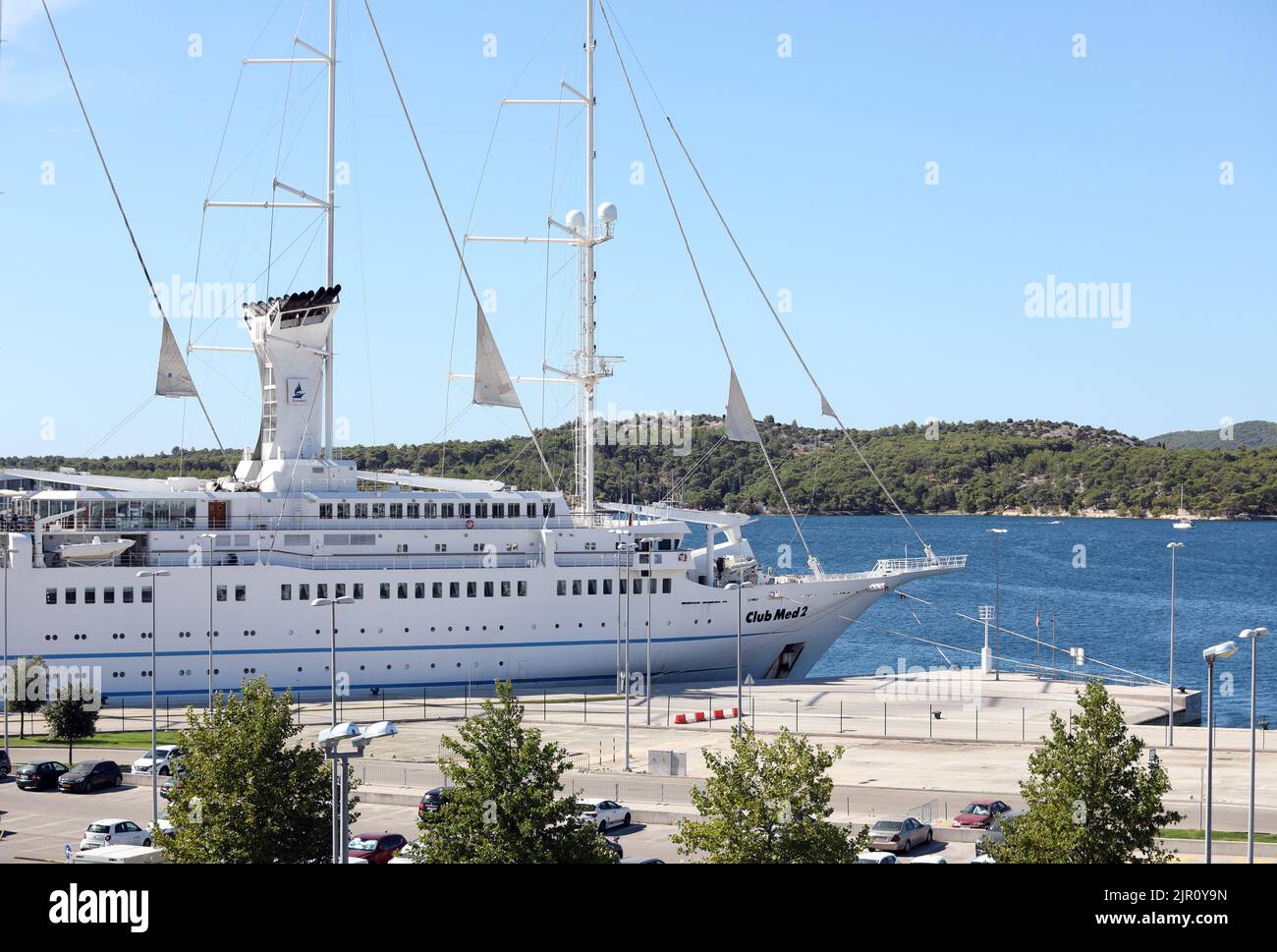 Das Segelboot und das Kreuzschiff 'Club Med 2' kamen am 21. August 2022 im Hafen von Sibenik, in Sibenik, Kroatien, an.Club Med 2 ist ein computergesteuerter fünfmastiger Staysail-Schoner, der im Besitz und Betrieb von Club Med ist und als Kreuzschiff betrieben wird. Es kombiniert die Leistung von sieben computergesteuerten Segeln mit herkömmlichem Diesel-elektrischem Strom und verfügt über vier Dieselgeneratoren, die zwei Elektromotoren betreiben. Der Club Med 2 wurde 1992 in Le Havre, Frankreich, gestartet. Das Schiff ist eines der größten Segelkreuzfahrtschiffe der Welt und befördert bis zu 386 Passagiere mit einer Besatzung von 214 Personen, Foto: Dusko Jaramaz/PIXSE Stockfoto