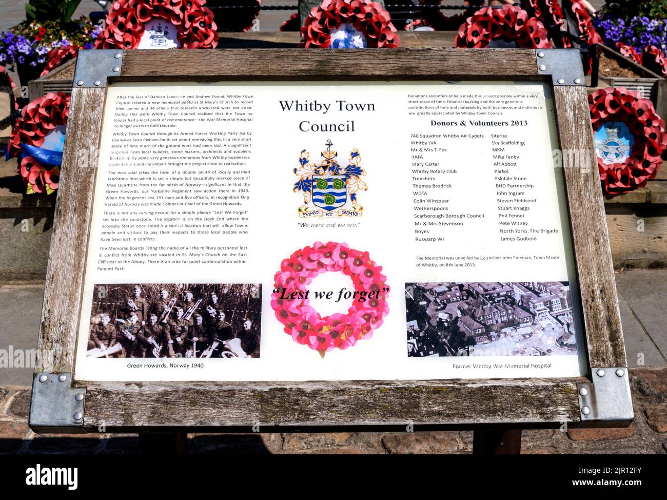 Whitby Tourist Information Board am war Memorial im Zentrum von Whitby, Yorkshire, England, Großbritannien Stockfoto