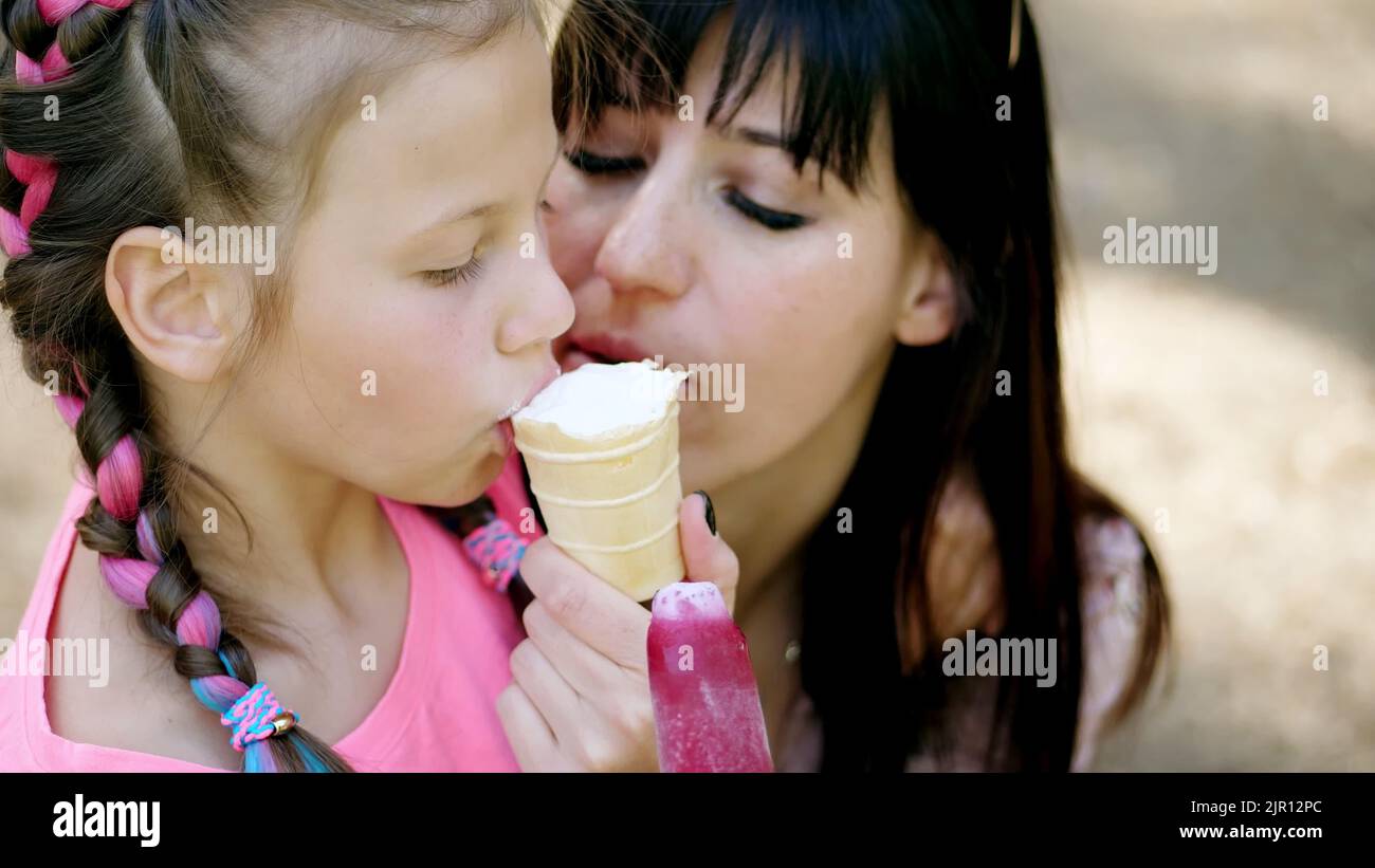 Hübsches Mädchen von acht, blond, mit Sommersprossen, und ihre Mutter ...