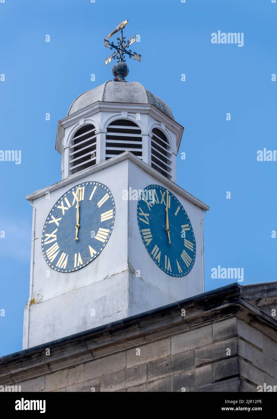 Uhrenturm auf dem historischen ehemaligen Rathaus am Market Square, Church Street, Whitby, North Yorkshire, Yorkshire, England, Großbritannien Stockfoto