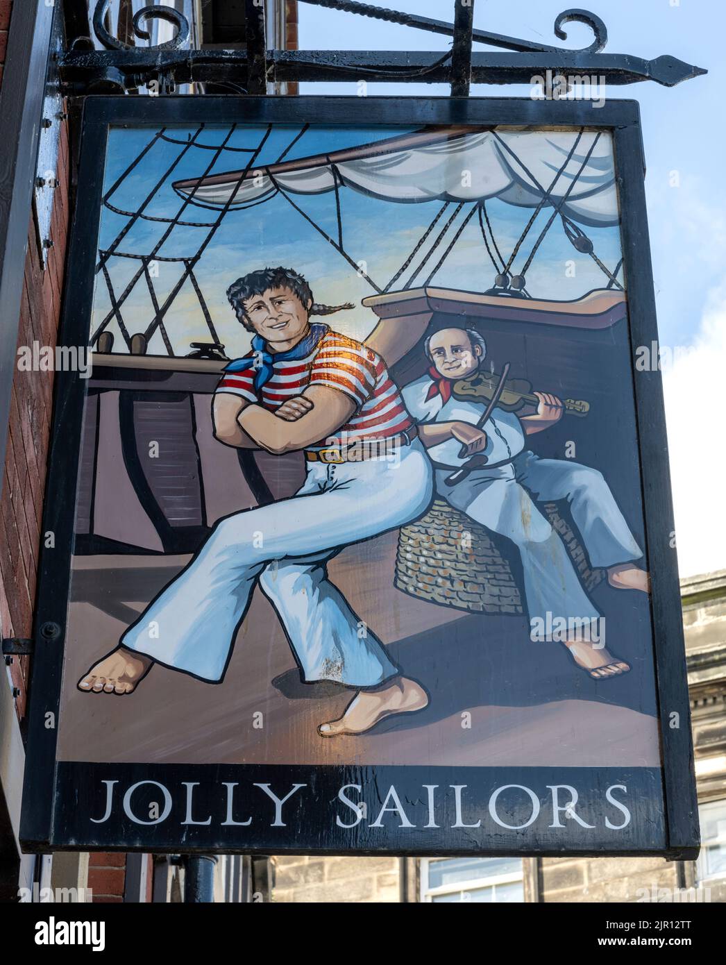 Traditionelles hängendes Pub-Schild am Jolly Matrosen Inn - öffentliches Haus - St. Ann's Staith, Whitby, Yorkshire, England, Großbritannien Stockfoto